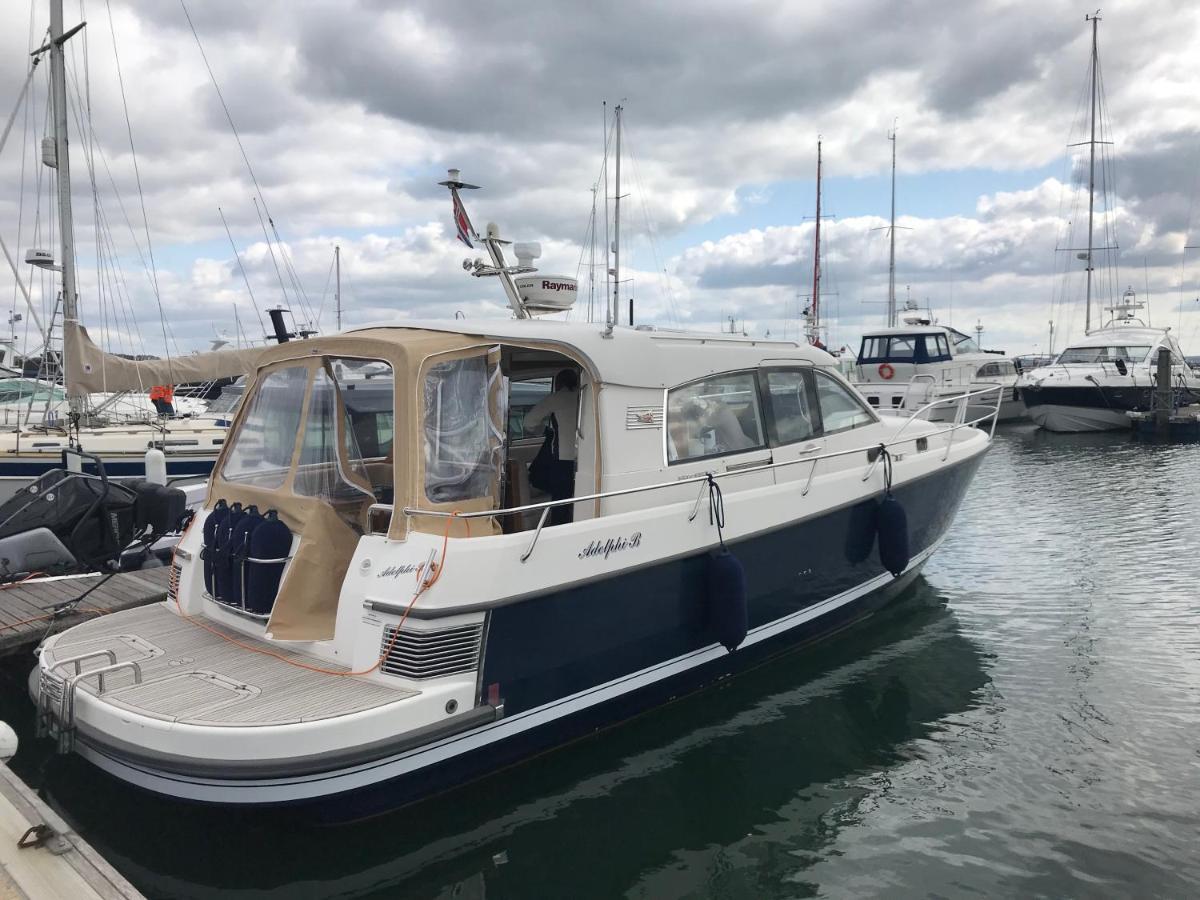 Adelphi B A Delightful 6 Berth Boat Botel Lymington